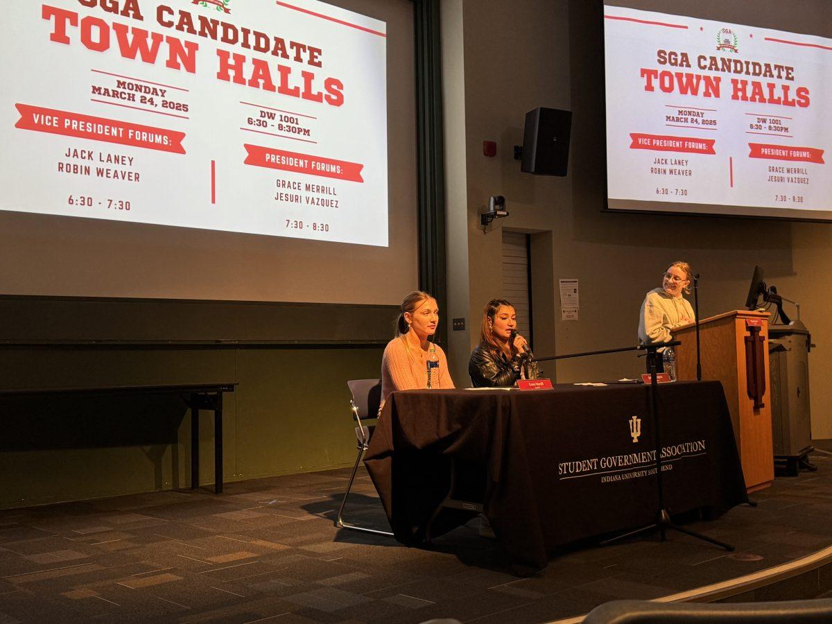 (Photo: Claire McKenna)
WHO WILL YOU CHOOSE? SGA presidential candidates Grace Merrill (left) and Jesuri Vazquez participate in a candidate town hall on March 24. 